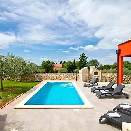 Sleeps 9 Pool Air Con Wifi וילה קרניצה