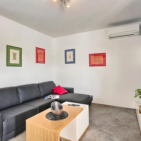 Sleeps 9 Pool Air Con Wifi