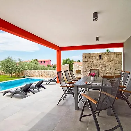 Sleeps 9 Pool Air Con Wifi * קרניצה