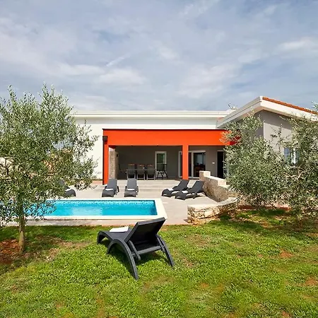 Sleeps 9 Pool Air Con Wifi