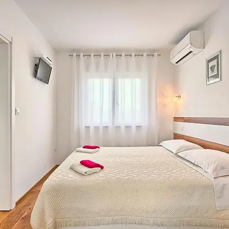 Sleeps 9 Pool Air Con Wifi * Krnica