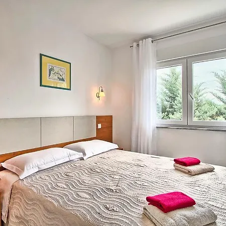 Villa Sleeps 9 Pool Air Con Wifi